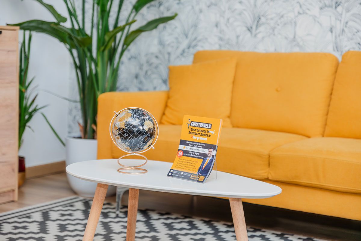 La lounge gialla dell'agenzia CIAO Travels in Piazza Nikolajewka a Verona