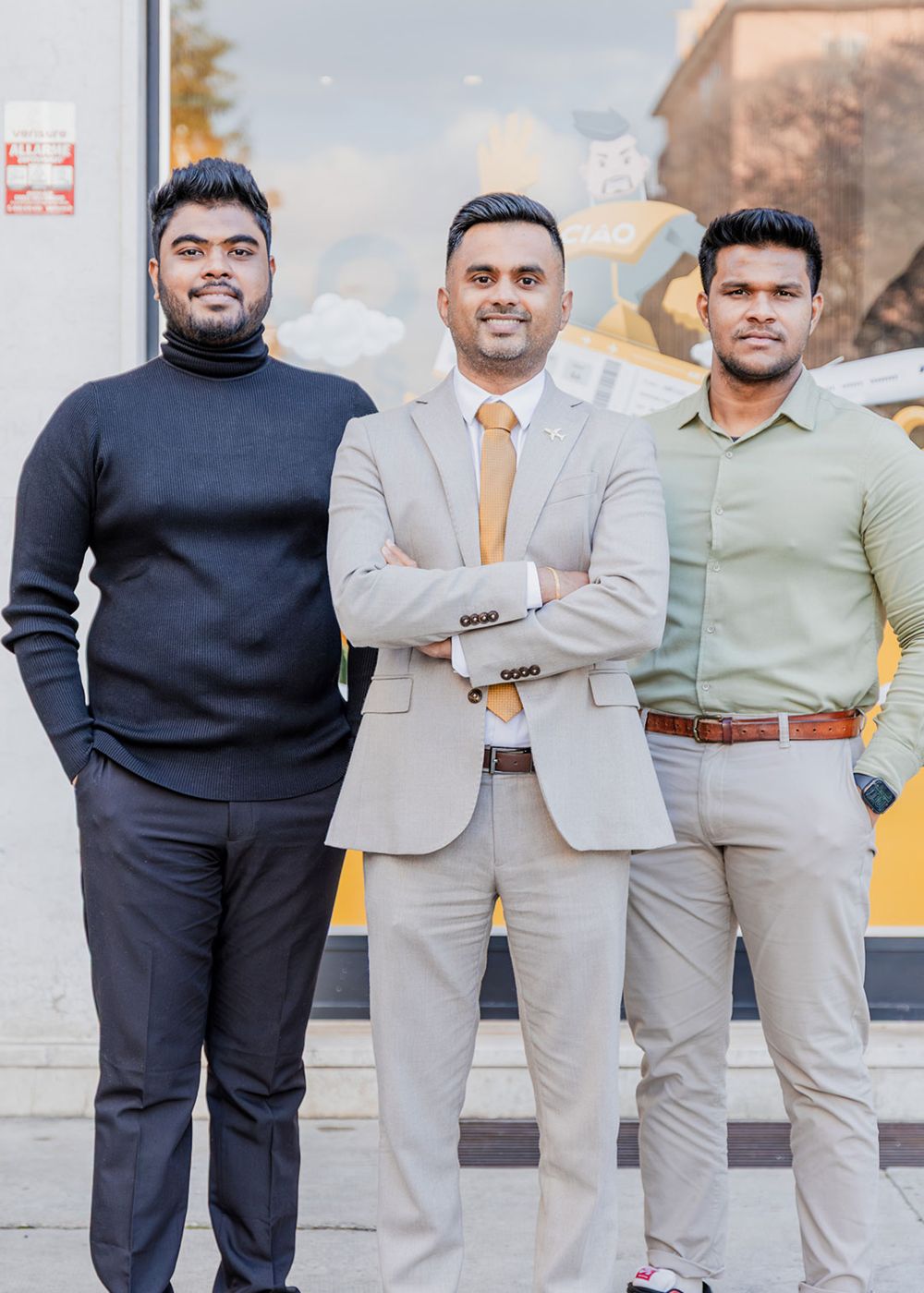 Malinga Fernando e due colleghi davanti all'agenzia CIAO Travels di Verona