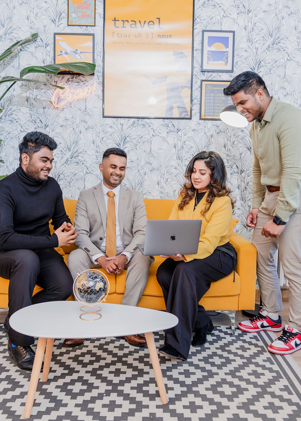 La crew di CIAO Travels sul divano giallo della lounge, nell'agenzia di Verona