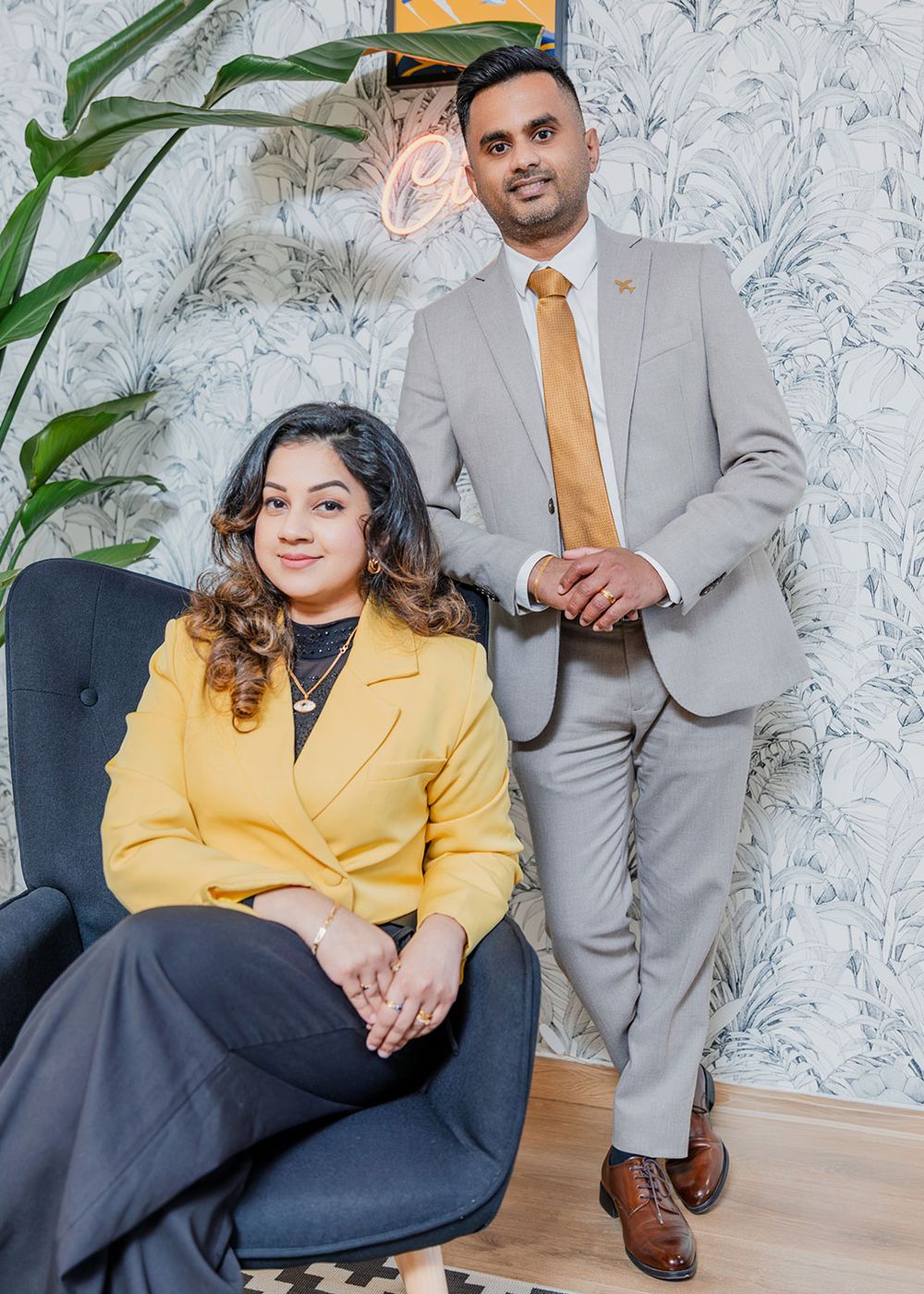 Il fondatore Malinga Fernando con una collega nell'agenzia di Verona